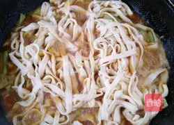 Illustration of how to make braised pork and beans and stuffed noodles 7