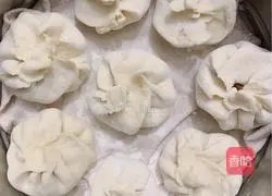 Illustration of how to make pork and green onion buns 1