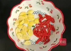 Illustration of how to make ginkgo, wolfberry and snow pear juice 2