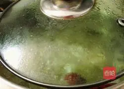 Illustration of how to make barley, red dates and white fungus soup 11