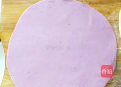 Illustration of how to cut steamed buns with purple potato knife 15