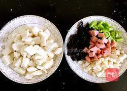 Illustration of how to make fried steamed buns with pepper and eggs 2