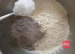 Illustration of how to make milk-flavored black rice steamed buns 4