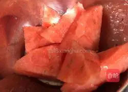Illustration of how to make watermelon milkshake 2