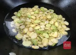 Illustration of how to make fried eggs with chives and broad beans 5