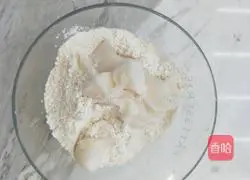 The mustard vegetable and fresh meat mooncakes fall apart in one bite.Practice illustration 3