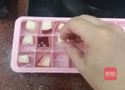 Illustration of how to make peach and blueberry sparkling water 3