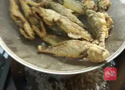 Illustration of how to make dry-fried yellow croaker 6