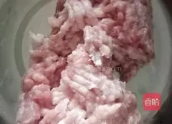 Illustration of how to make wontons stuffed with pork, fungus and mushrooms 1