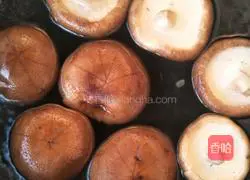 Illustration of how to make pork ribs, corn and yam soup 10