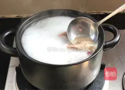 Illustration of how to stew squab with red dates and American ginseng 6