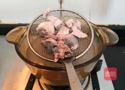 Illustration of how to make chestnut ribs soup 4