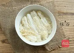 Illustration of how to make bamboo shoots and pork ribs soup 3