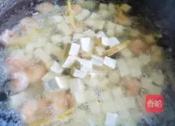 Illustration of how to make broccoli, shrimp and tofu soup 5