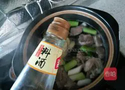 Illustration of how to make lamb chops and yam soup 9