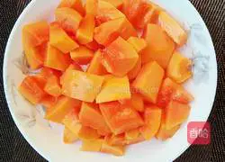 Illustration of how to make papaya and white fungus stewed 5