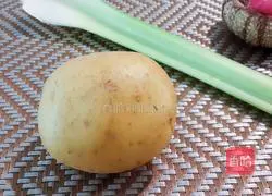 Illustration of how to make potato shreds with celery, pepper and oil 1