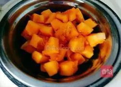 一Illustration of how to make a bouquet of yellow flowers 3