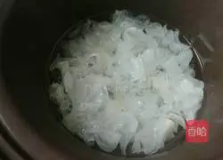 Illustration of how to make red dates and white fungus soup 3