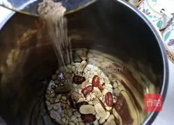 Illustration of how to make red dates and peanut dew 4