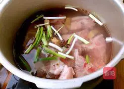 Illustration of how to make braised pork ribs with pickled cabbage 4