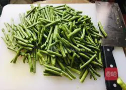 Illustration of how to make braised beans and noodles 3