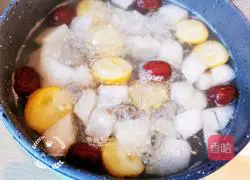 Illustration of how to make kumquat, snow pear and red date soup 9
