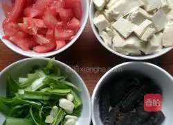 Illustration of how to make tomato, sea cucumber and tofu soup 1