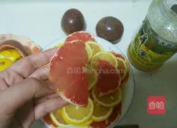 Illustration of how to make summer honey and fruit drink 5