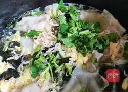 Illustration of how to make Wakame, shrimp skin and egg wontons 17