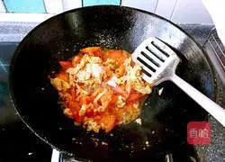 Illustration of how to make scrambled eggs with tomatoes 5