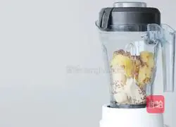 Illustration of how to make flax milkshake 3