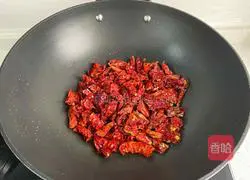 Illustration of how to make spicy stir-fried small intestine 5