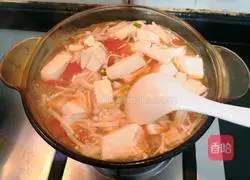 Illustration of how to make tomato and enoki mushroom tofu soup 18