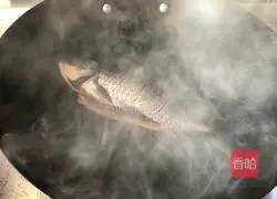 Illustration of how to make milky white crucian carp soup 5