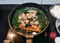 Illustration of how to make wakame, clam and tofu soup 6