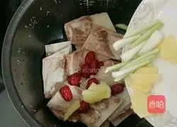 Illustration of how to make beef bone and lotus root soup 6