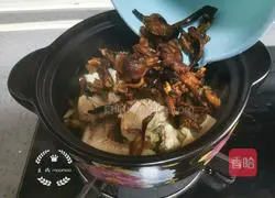 Illustration of how to make hazel mushroom stewed chicken soup 7