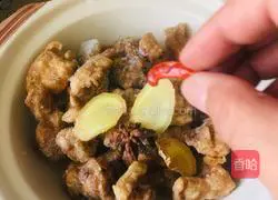 Illustration of how to make a bowl of steamed pork ribs 2