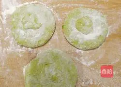 Illustration of how to make colorful steamed buns with plain filling 10