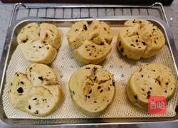 Illustration of how to make pumpkin and blackcurrant blossom steamed buns 22