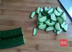 Illustration of how to make cucumber scrambled eggs 1