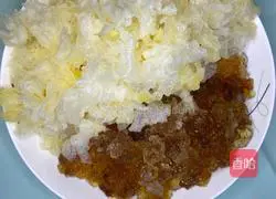 Illustration of how to make milk, tremella, peach gum and lotus seed soup 1