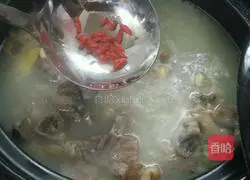 Illustration of how to make pig's feet and soybean soup 7