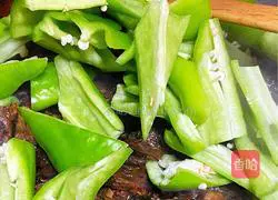 Spicy Stir-fried Small Black-bone Chicken Illustration of how to do it 9