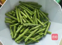 Illustration of how to make steamed beans and braised noodles 3