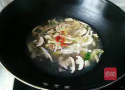 Illustration of how to make mushroom and meat slices soup 10