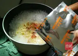 Illustration of how to make egg cheese ramen 8