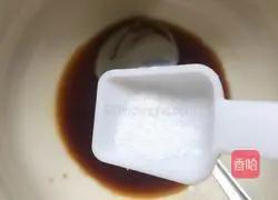 Illustration of how to make dumpling skin with oily noodles 7