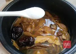 Illustration of how to make mushroom and chicken soup 10